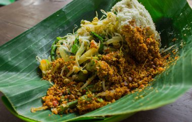 Gudangan, nasi tumpang, Endonezya 'dan geleneksel salata yemekleri. Lahana, ıspanak, fasulye filizi, fıstık soslu uzun fasulye ve rendelenmiş hindistan cevizi gibi haşlanmış sebzelerden yapılmış. beyaz arkaplan