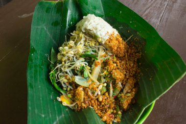 Gudangan, nasi tumpang, Endonezya 'dan geleneksel salata yemekleri. Lahana, ıspanak, fasulye filizi, fıstık soslu uzun fasulye ve rendelenmiş hindistan cevizi gibi haşlanmış sebzelerden yapılmış. beyaz arkaplan