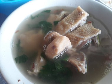 Tavuk çorbası kase üzerinde (sop ayam klaten)