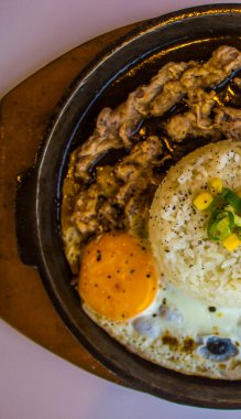 Pirinçli kahvaltı, sahanda yumurta ve et ya da garnitür mısır ve pırasa kaplama elektrikli ocak beyaz arka planda izole