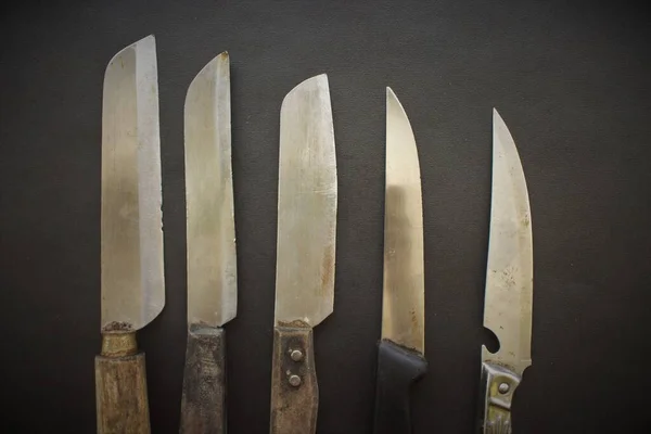 Mnoho Nožů Leží Černém Pozadí Pro Vaření — Stock fotografie