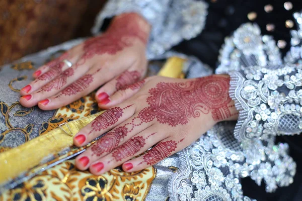 Henna Tattoo Being Applied Women Hand — Stock Fotó