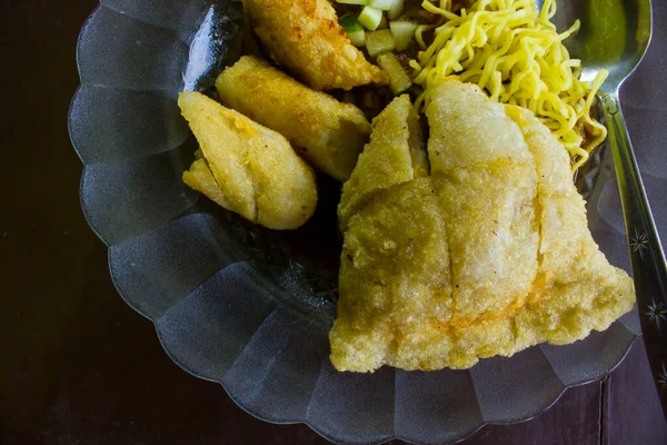 Pempek Fried Fish Tapioca Cucumber Slices Yellow Noodles Served Sweet — ストック写真
