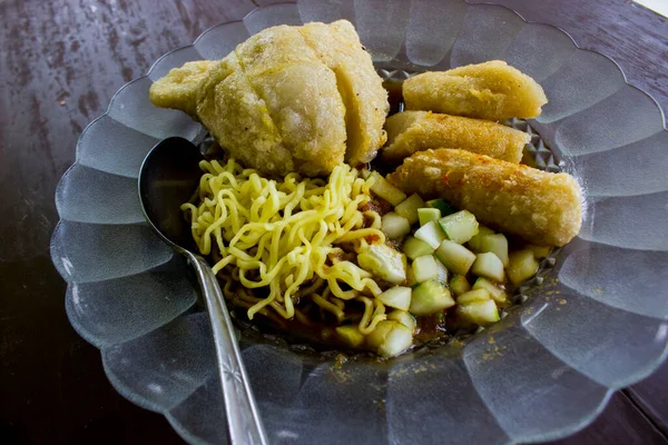 Pempek Fried Fish Tapioca Cucumber Slices Yellow Noodles Served Sweet — ストック写真