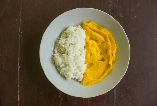 Nasi Foto Dengan Telur Goreng Telur Dadar Dengan Sendok Dan — Stok Foto