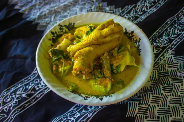 Pedaços de fígado frito com cebola e pimentão fresco em um prato. delicioso  prato saudável.