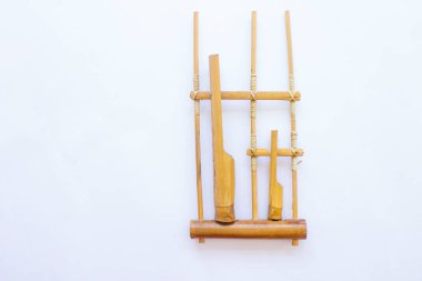 Angklung, bambudan yapılmış geleneksel bir sundan müzik aleti. Beyaz arkaplanda izole
