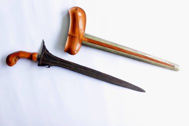Keris ya da Kris, beyaz arka planda Endonezya kökenli Cava insanlarının geleneksel silahıdır.