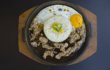 Pirinçli kahvaltı, sahanda yumurta ve et ya da garnitür mısır ve pırasa kaplama elektrikli ocak beyaz arka planda izole