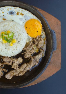 Pirinçli kahvaltı, sahanda yumurta ve et ya da garnitür mısır ve pırasa kaplama elektrikli ocak beyaz arka planda izole