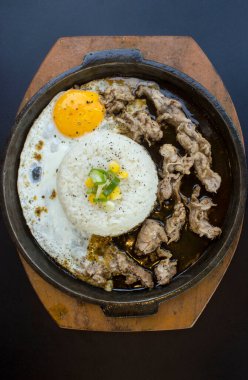 Pirinçli kahvaltı, sahanda yumurta ve et ya da garnitür mısır ve pırasa kaplama elektrikli ocak beyaz arka planda izole