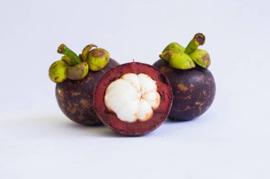 taze, mangosteen (Garcinia mangostana) beyaz arka planda izole