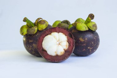 taze, mangosteen (Garcinia mangostana) beyaz arka planda izole
