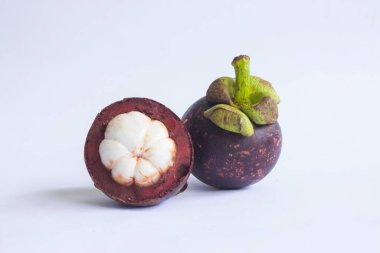 taze, mangosteen (Garcinia mangostana) beyaz arka planda izole