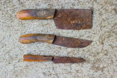 Paslı et bıçağı arka planda izole edilmiş.