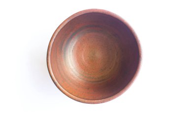 Toprak kabı beyaz arka planda izole edilmiş. toprak eşyalar el işi