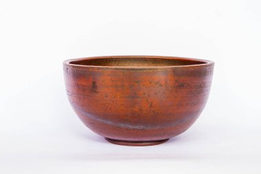 Toprak kabı beyaz arka planda izole edilmiş. toprak eşyalar el işi