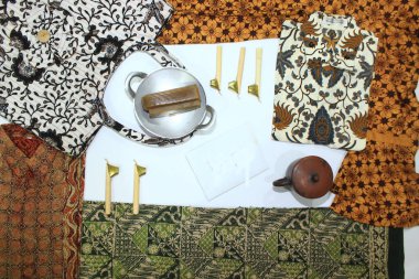 düz batik pıhtıları beyaz arkaplanda izole edilmiş küçük tava ve balmumu toprak kap