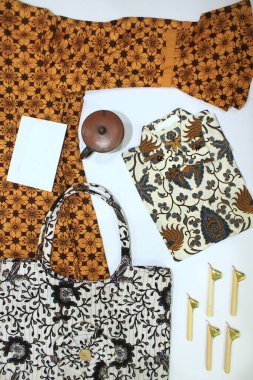 düz batik pıhtıları beyaz arkaplanda izole edilmiş küçük tava ve balmumu toprak kap