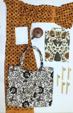 düz batik pıhtıları beyaz arkaplanda izole edilmiş küçük tava ve balmumu toprak kap