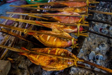Izgara balık, ızgara balık Nil Tilapia ızgarada sıcak kömür.