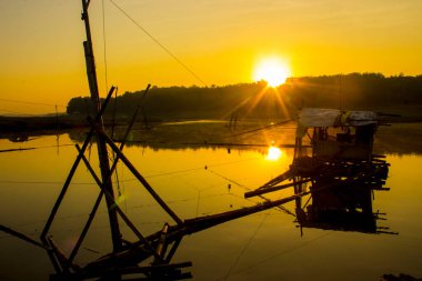 Gölde keramba ikan (balık çiftçiliği). keramba ikan geleneksel balık kafesleri, Endonezya 'da geleneksel su kültürü çiftliği.