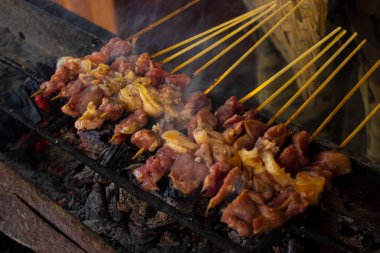 Sate kambing ya da satay keçi, kuzu, kuzu ya da keçi eti satay. İnsanlar tarafından ızgarada kızartılmış kömür içerikli. Yogyakarta, Java ve Endonezya 'dan geleneksel satay.