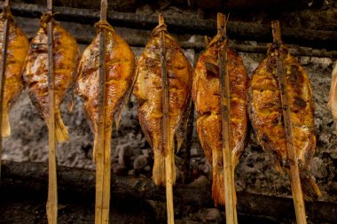 Sate kambing ya da sate klatak ya da kuzu satay ya da keçi eti satay dilimlenmiş lahana, kırmızı soğan, kırmızı biber, soya soslu domates ile servis edilir. izole edilmiş beyaz arkaplan 