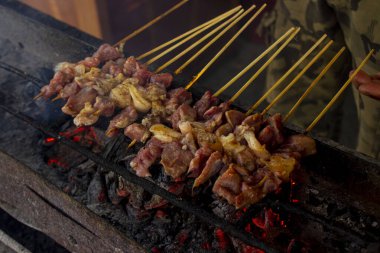 Sate kambing ya da satay keçi, kuzu, kuzu ya da keçi eti satay. İnsanlar tarafından ızgarada kızartılmış kömür içerikli. Yogyakarta, Java ve Endonezya 'dan geleneksel satay.