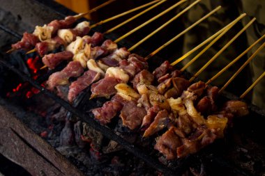 Sate kambing ya da satay keçi, kuzu, kuzu ya da keçi eti satay. İnsanlar tarafından ızgarada kızartılmış kömür içerikli. Yogyakarta, Java ve Endonezya 'dan geleneksel satay.