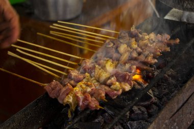 Sate kambing ya da satay keçi, kuzu, kuzu ya da keçi eti satay. İnsanlar tarafından ızgarada kızartılmış kömür içerikli. Yogyakarta, Java ve Endonezya 'dan geleneksel satay.