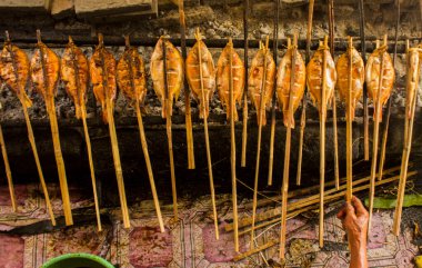 Izgara balık, ızgara balık Nil Tilapia ızgarada sıcak kömür.