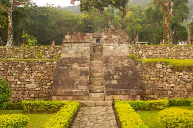 Sukuh Tapınağı ya da Candi Sukuh, Sukuh Tapınağı 'nda rahatlatıcı. Endonezya' nın orta kesimindeki antik erotik Candi Sukuh-Hindu Tapınağı. Tapınak Java Hindu tapınağıdır ve Lawu Dağı 'nın yerindedir.