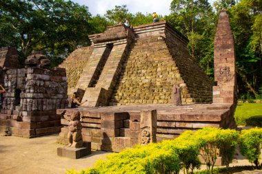 Sukuh Tapınağı ya da Candi Sukuh, Sukuh Tapınağı 'nda rahatlatıcı. Endonezya' nın orta kesimindeki antik erotik Candi Sukuh-Hindu Tapınağı. Tapınak Java Hindu tapınağıdır ve Lawu Dağı 'nın yerindedir.