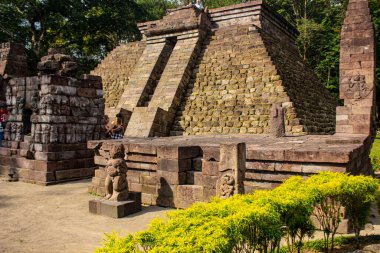 Sukuh Tapınağı ya da Candi Sukuh, Sukuh Tapınağı 'nda rahatlatıcı. Endonezya' nın orta kesimindeki antik erotik Candi Sukuh-Hindu Tapınağı. Tapınak Java Hindu tapınağıdır ve Lawu Dağı 'nın yerindedir.