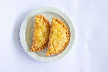 Pasta ya da pasta ya da ahşap arka planda yeşil biberli kue pastası. Endonezya pastası