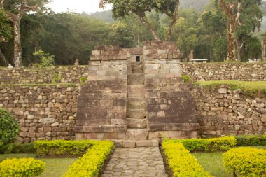 Sukuh Tapınağı ya da Candi Sukuh, Sukuh Tapınağı 'nda rahatlatıcı. Endonezya' nın orta kesimindeki antik erotik Candi Sukuh-Hindu Tapınağı. Tapınak Java Hindu tapınağıdır ve Lawu Dağı 'nın yerindedir.