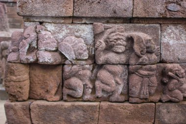 Sukuh Tapınağı ya da Candi Sukuh, Sukuh Tapınağı 'nda rahatlatıcı. Endonezya' nın orta kesimindeki antik erotik Candi Sukuh-Hindu Tapınağı. Tapınak Java Hindu tapınağıdır ve Lawu Dağı 'nın yerindedir.