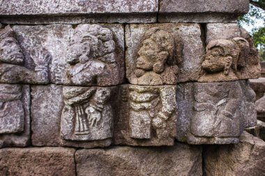 Sukuh Tapınağı ya da Candi Sukuh, Sukuh Tapınağı 'nda rahatlatıcı. Endonezya' nın orta kesimindeki antik erotik Candi Sukuh-Hindu Tapınağı. Tapınak Java Hindu tapınağıdır ve Lawu Dağı 'nın yerindedir.