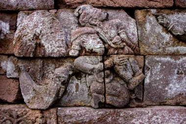 Sukuh Tapınağı ya da Candi Sukuh, Sukuh Tapınağı 'nda rahatlatıcı. Endonezya' nın orta kesimindeki antik erotik Candi Sukuh-Hindu Tapınağı. Tapınak Java Hindu tapınağıdır ve Lawu Dağı 'nın yerindedir.