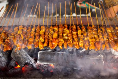 Fıstık sosu, dilimlenmiş biber ve arpacık soğanı ile servis edilen pirinç keki (lontong) ile saate ayam veya tavuk satay. resim seçici odak ile