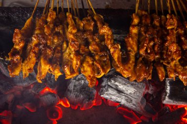 Fıstık sosu, dilimlenmiş biber ve arpacık soğanı ile servis edilen pirinç keki (lontong) ile saate ayam veya tavuk satay. resim seçici odak ile