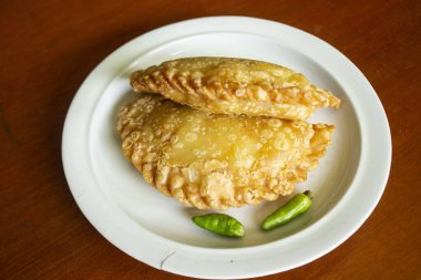 Pasta ya da pasta ya da ahşap arka planda yeşil biberli kue pastası. Endonezya pastası