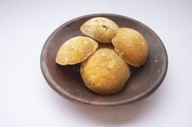 Esmer şeker veya java şekeri veya palmiye şekeri veya beyaz arka planda izole edilmiş gula jawa. Üst Manzara. Düz yatıyordu. Tatlı.