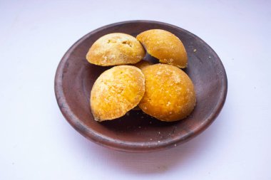 Esmer şeker veya java şekeri veya palmiye şekeri veya beyaz arka planda izole edilmiş gula jawa. Üst Manzara. Düz yatıyordu. Tatlı.