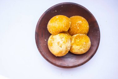 Esmer şeker veya java şekeri veya palmiye şekeri veya beyaz arka planda izole edilmiş gula jawa. Üst Manzara. Düz yatıyordu. Tatlı.