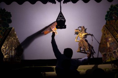 Wayang kulit ya da Endonezya, Java 'dan gölge kuklalar. Dalang ya da kuklacı kuklaları. Wayang deriden yapılmış.