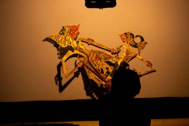 Wayang kulit ya da Endonezya, Java 'dan gölge kuklalar. Dalang ya da kuklacı kuklaları. Wayang deriden yapılmış.