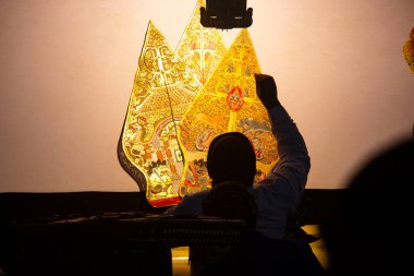 Wayang kulit ya da Endonezya, Java 'dan gölge kuklalar. Dalang ya da kuklacı kuklaları. Wayang deriden yapılmış.