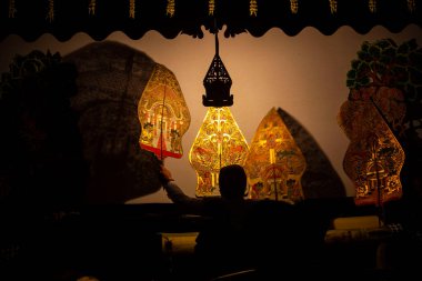 Wayang kulit ya da Endonezya, Java 'dan gölge kuklalar. Dalang ya da kuklacı kuklaları. Wayang deriden yapılmış.